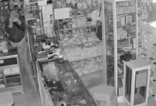 Pria Bertopeng Terekam CCTV Curi Uang di Warung Milik Warga Baito Konawe Selatan
