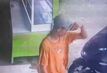 Seorang Pria di Kolaka Terekam CCTV Mencuri Helm di Sebuah Rumah Makan