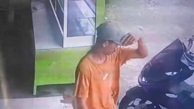 Seorang Pria di Kolaka Terekam CCTV Mencuri Helm di Sebuah Rumah Makan