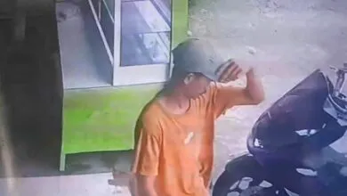 Seorang Pria di Kolaka Terekam CCTV Mencuri Helm di Sebuah Rumah Makan