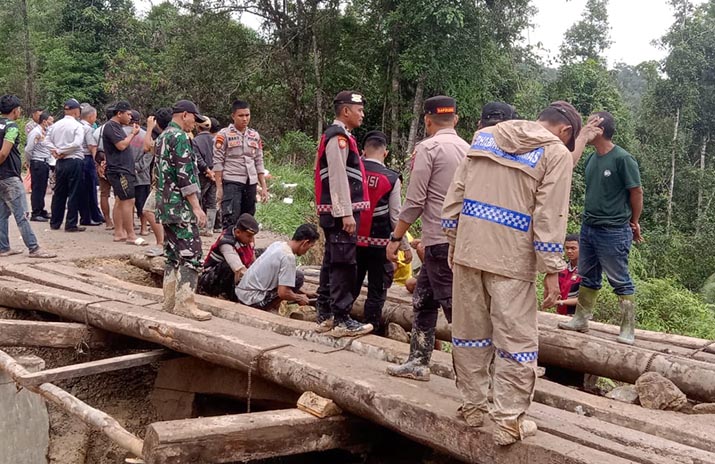 Sempat Dibongkar Warga, Jembatan Darurat Penghubung Konawe-Konut Telah Diperbaiki