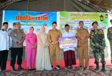 Bupati Koltim Santuni Anak Yatim di Penanggo Jaya, Serahkan Beasiswa Rp60 Juta dan Paket Sembako