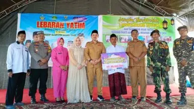 Bupati Koltim Santuni Anak Yatim di Penanggo Jaya, Serahkan Beasiswa Rp60 Juta dan Paket Sembako
