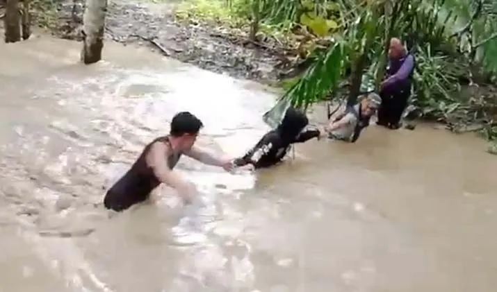 Petugas Pantarlih Pilkada di Muna Terobos Derasnya Arus Kali Langkaroni untuk Lakukan Pendataan