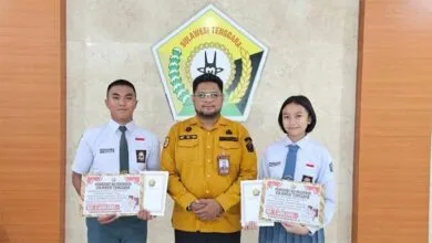 Pemprov Sultra Beri Uang Saku dan Beasiswa Paskibraka untuk Luthfiyah dan Aldiansyah