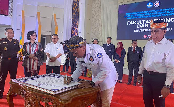 12 Fakultas dan Pascasarjana di UHO Lakukan Pencanangan Zona Integritas