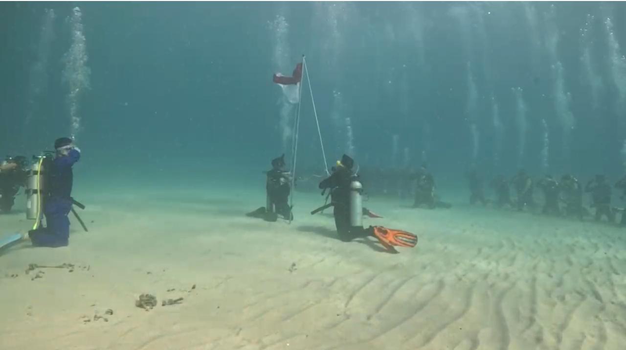 40 Penyelam Dilibatkan Dalam Pengibaran Bendera Bawah Laut di Desa Namu