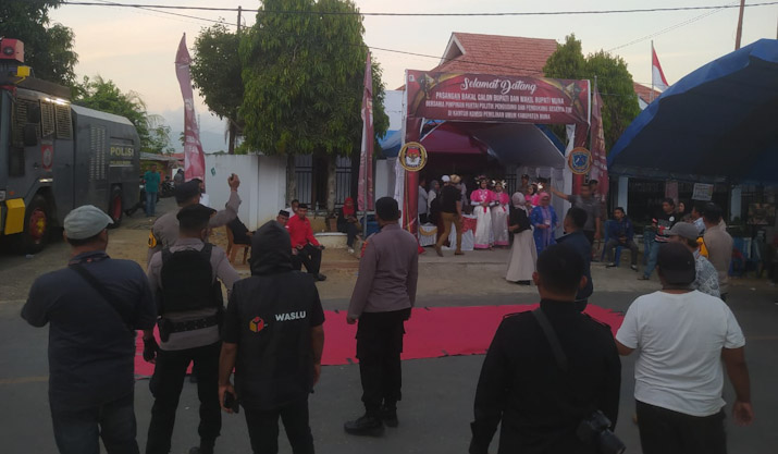 Hari Terakhir Pendaftaran, Empat Calon Bupati dan Wakil Bupati Muna Daftarkan Diri ke KPU