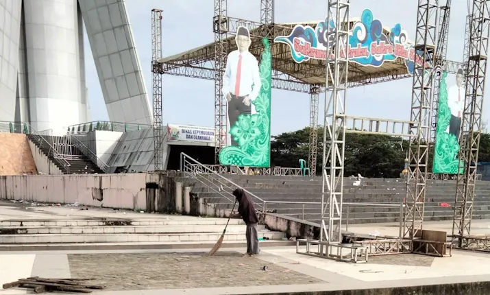 Usai Gelar Deklarasi, Relawan LA-IDA Bersihkan Area Tugu Eks MTQ Kendari