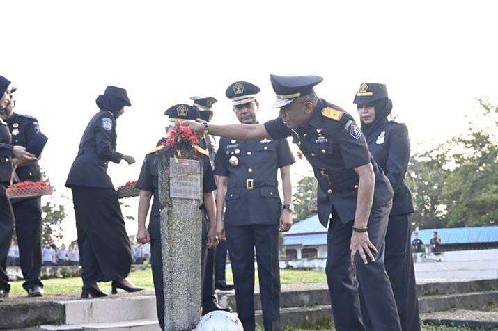 Peringati Hari Pengayoman ke-79, Kanwil Kemenkumham Sultra Tabur Bunga di TMP Watubangga