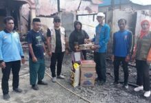 BPBD Muna Barat Salurkan Bantuan Pangan kepada Dua Korban Kebakaran