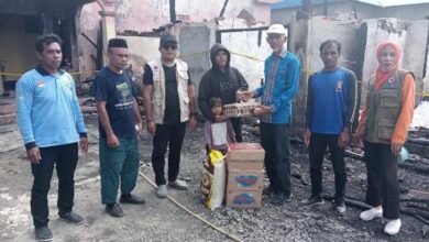 BPBD Muna Barat Salurkan Bantuan Pangan kepada Dua Korban Kebakaran