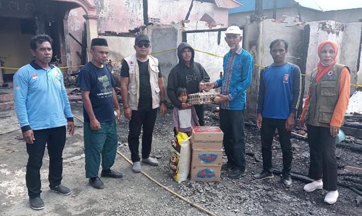 BPBD Muna Barat Salurkan Bantuan Pangan kepada Dua Korban Kebakaran