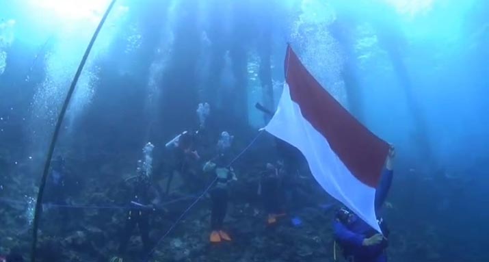 HUT ke-79 RI, Merah Putih Berkibar di Dasar Laut Sombu Dive Wakatobi