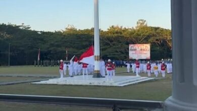 Momen Menegangkan saat Upacara Penurunan Bendera di Muna, Bendera Sempat Terlipat saat Dibentangkan