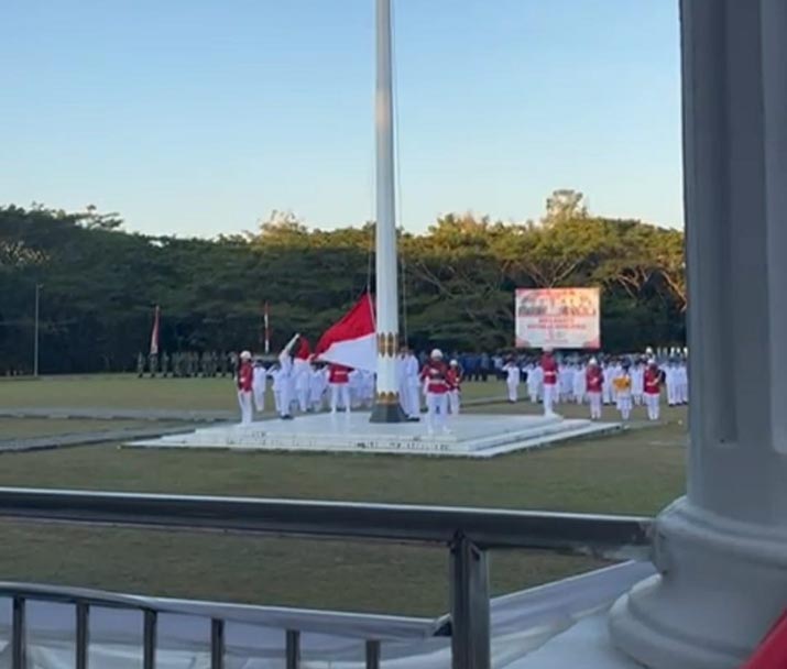 Momen Menegangkan saat Upacara Penurunan Bendera di Muna, Bendera Sempat Terlipat saat Dibentangkan