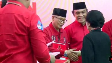 Megawati Soekarnoputri Serahkan Rekomendasi B1KWK PDI-P ke Paslon LA-IDA