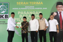 PKB Resmi Serahkan B1-KWK Kepada Sembilan Pasangan Balon Kada di Sultra