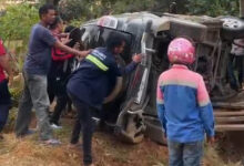 Sebuah Mobil Terbalik di Jalan Poros Pomalaa Kolaka