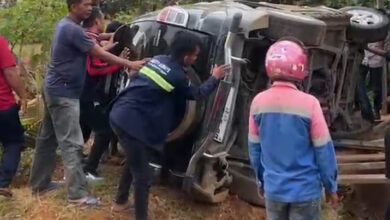 Sebuah Mobil Terbalik di Jalan Poros Pomalaa Kolaka