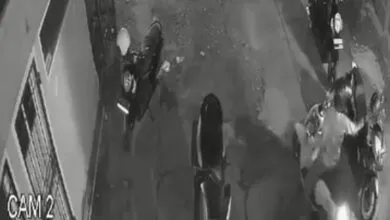 Seorang Pria Terekam Kamera CCTV Curi Helm di Parkiran Futsal Merpati Kolaka