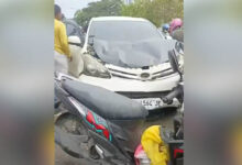 Tabrakan Mobil dan Motor Terjadi di Depan SOR Raha, Pemotor Dilarikan ke Rumah Sakit