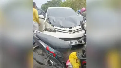 Tabrakan Mobil dan Motor Terjadi di Depan SOR Raha, Pemotor Dilarikan ke Rumah Sakit