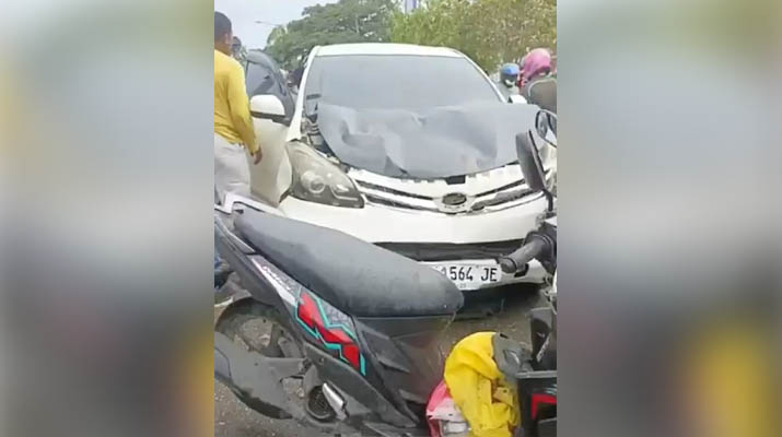 Tabrakan Mobil dan Motor Terjadi di Depan SOR Raha, Pemotor Dilarikan ke Rumah Sakit