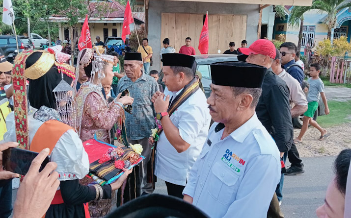 La Ode Darwin-Alibasa Janji Perbaikan Infrastruktur Jalan dan Bantuan Bibit Kelapa Sawit di Kelurahan Waumere