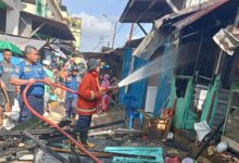 Dua Kios Pedagang di Pasar Mandonga Kendari Terbakar