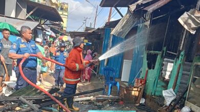 Dua Kios Pedagang di Pasar Mandonga Kendari Terbakar