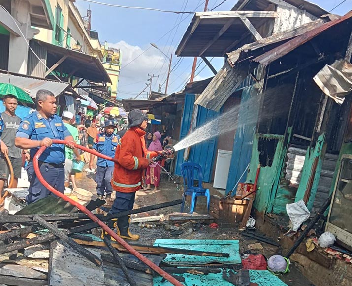 Dua Kios Pedagang di Pasar Mandonga Kendari Terbakar