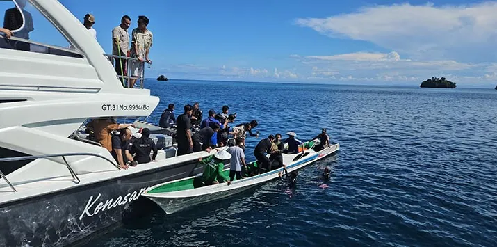 PLN Nusantara Power Serahkan 50 Kima Boe ke Menparekraf untuk Konservasi di Labengki