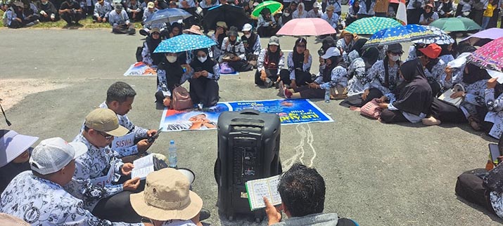 Dukung dan Tuntut Guru Honorer Supriyani Bebas, Ratusan Guru Baca Surat Yasin di Depan PN Andoolo