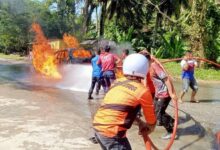 Mobil Minibus Membawa Jeriken Berisi BBM Terbakar di Depan SPBU Kolaka Utara