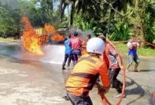 Mobil Minibus Membawa Jeriken Berisi BBM Terbakar di Depan SPBU Kolaka Utara