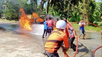 Mobil Minibus Membawa Jeriken Berisi BBM Terbakar di Depan SPBU Kolaka Utara