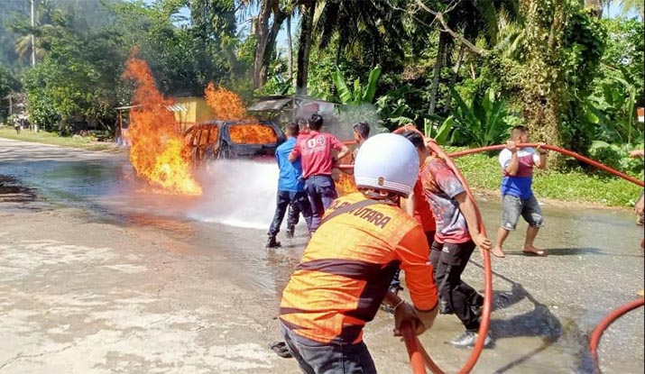 Mobil Minibus Membawa Jeriken Berisi BBM Terbakar di Depan SPBU Kolaka Utara