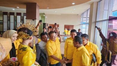 Cakada Usungan Golkar di Sultra Sambut Kedatangan Bahlil Lahadalia di Kota Kendari