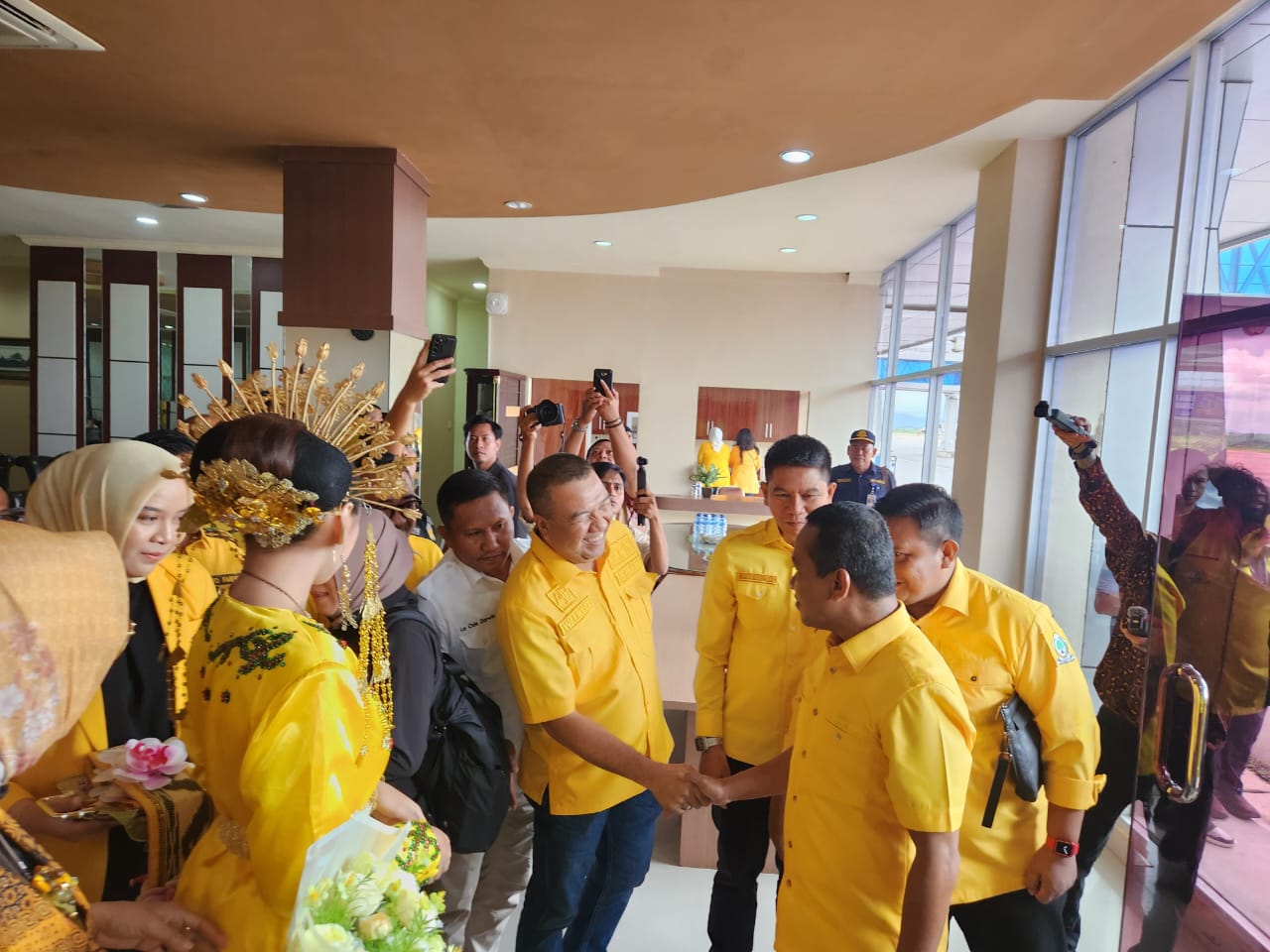 Cakada Usungan Golkar di Sultra Sambut Kedatangan Bahlil Lahadalia di Kota Kendari