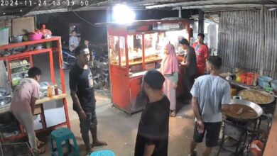 Seorang Pria Mengamuk di Lapak Penjual Gorengan, Aksinya Terekam CCTV