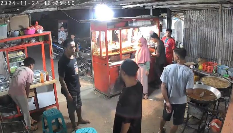 Seorang Pria Mengamuk di Lapak Penjual Gorengan, Aksinya Terekam CCTV