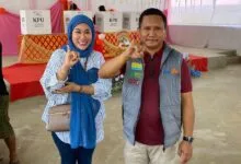 La Ode Darwin Salurkan Hak Pilihnya di TPS 01 Wapae Jaya