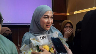 Aktris Nina Zatulini Berbagi Pengalaman dalam Acara Kendari Berhijrah