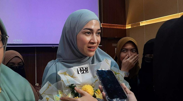 Aktris Nina Zatulini Berbagi Pengalaman dalam Acara Kendari Berhijrah