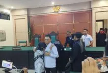 Divonis Bebas, Supriyani Peluk Pengacaranya sambil Menangis