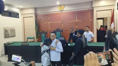 Divonis Bebas, Supriyani Peluk Pengacaranya sambil Menangis
