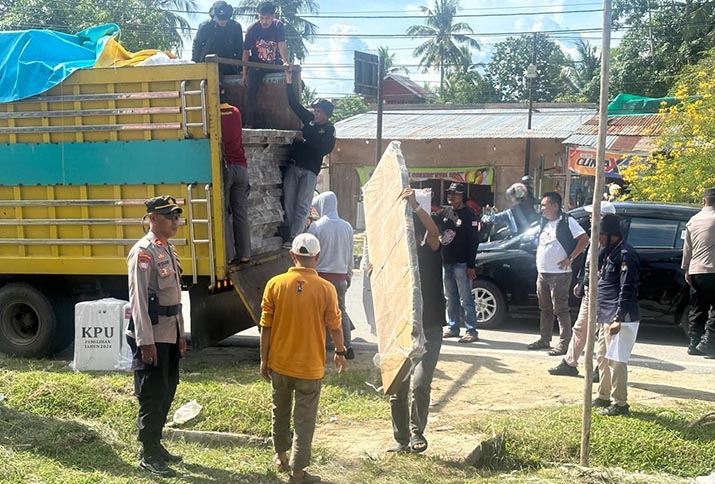 Personel Polresta Kendari Lakukan Penjagaan Ketat Pendistribusian Logistik Pilkada