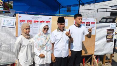 ASR Salurkan Hak Pilihnya Didampingi Anak dan Istri