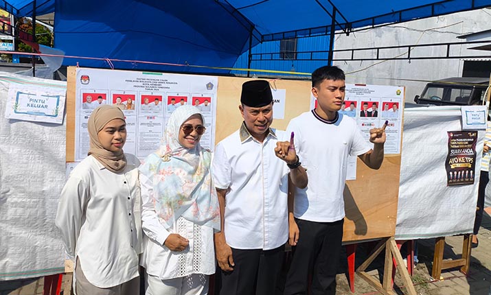 ASR Salurkan Hak Pilihnya Didampingi Anak dan Istri